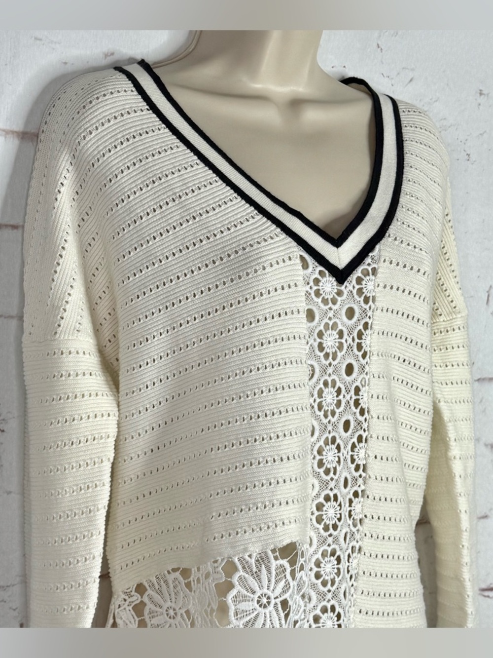 FRENCH CONNECTION Women Small Textured White Knit V-Neck Sweater Generous Sizing - Picture 16 of 16